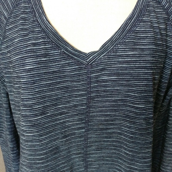 Jane & Delaney Ruffled Hem Top L Closet Staple Minimalist Capsule Wardrobe - Picture 3 of 10